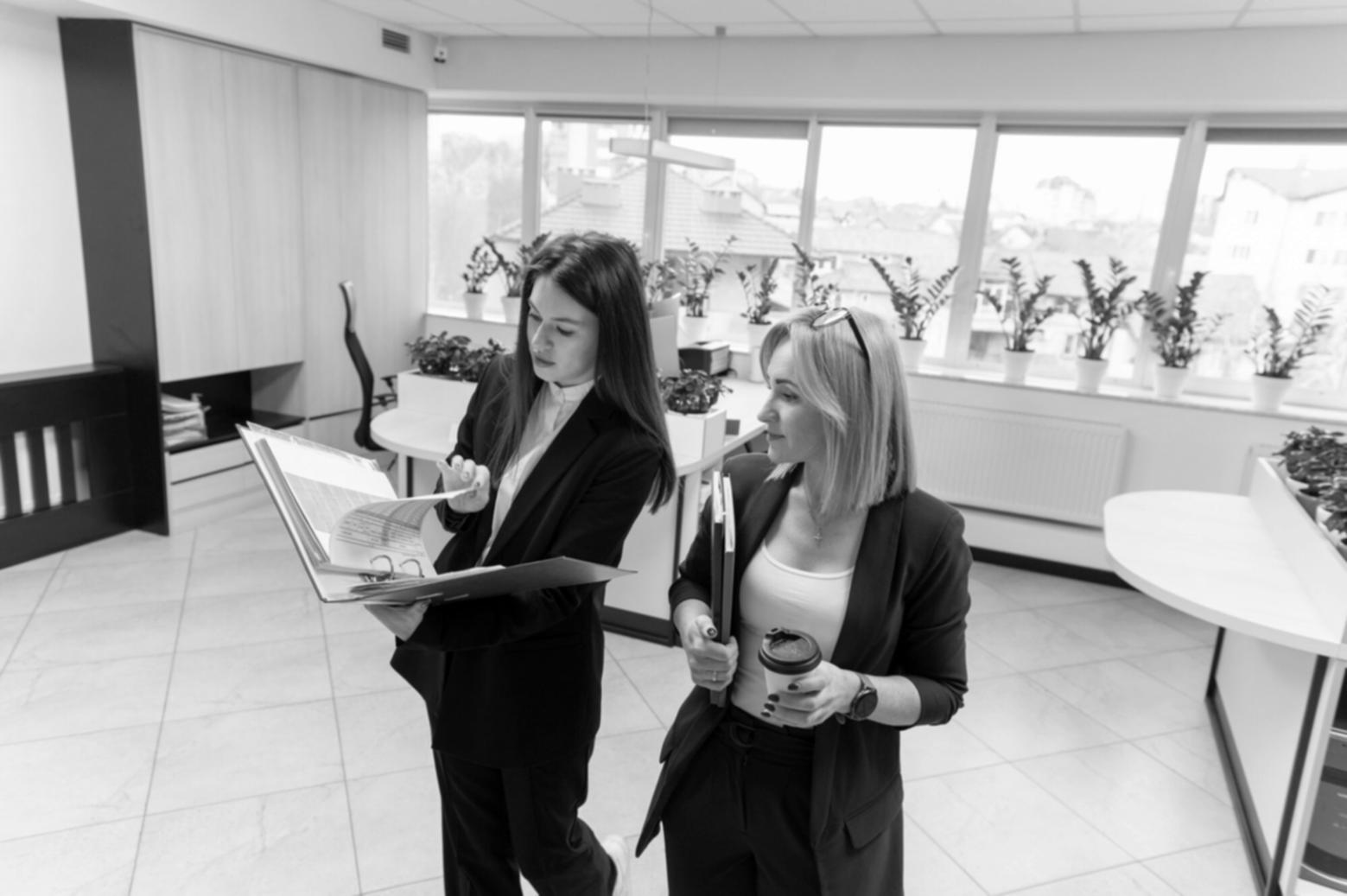 Personne consultant ses finances sur tablette