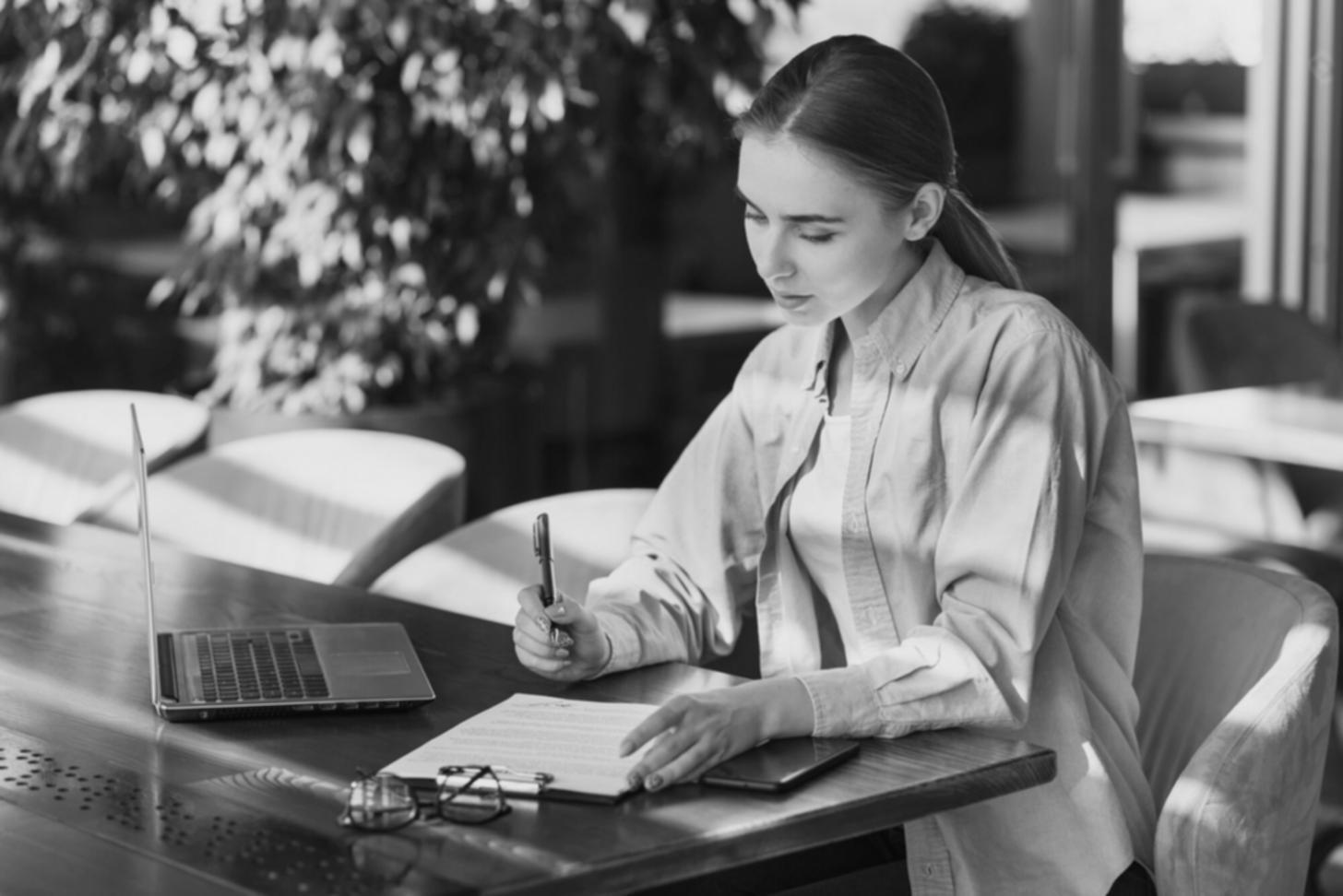 Vue d'ensemble d'un espace de travail organisé avec documents financiers